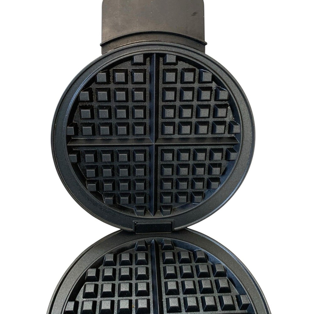 Cuisinart WMR-CA 5-Setting Browning Control Round Non-Stick Waffle Maker - Picture 4 of 9
